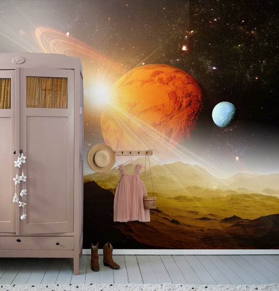 Raumgestaltung mit Weltraumtapete, Kleiderschrank, Kleid, Hut und Stiefeln