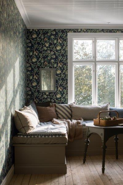 Nahaufnahme von dekorativem Putz mit schwarzen und weißen Steinen