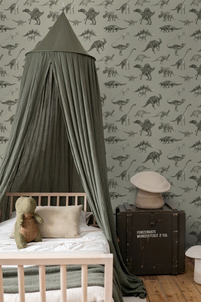 Kinderzimmer mit Dinosaurier Tapete, Fenster und Spielzeug auf einem Stuhl