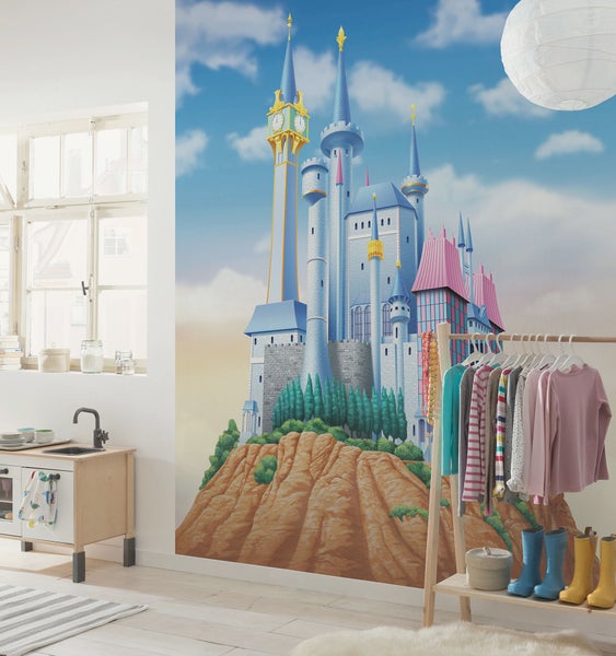 Kinderzimmer mit Wandbild eines Schlosses, Spielküche und Kleiderständer