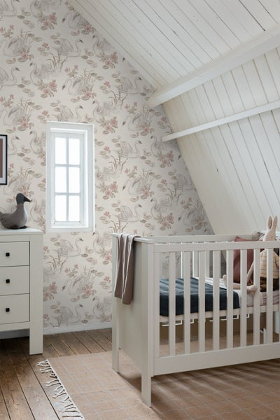 Dekoratives Kinderzimmer mit Schwanentapete, Leiter und verschiedenen Stofftieren in einem Korb