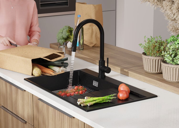 Küchenszene mit Spüle, Armatur, Gemüse und Einkaufstüte