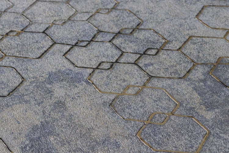 Dekoratives Zimmer mit Mustertapete, Kommode und Wohnaccessoires.