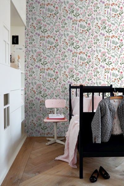 Kinderzimmer mit geblümter Tapete, Bett und Möbeln