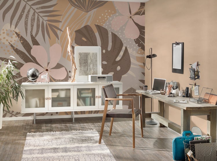 Modernes Arbeitszimmer mit Vlies-Fototapete im botanischen Design, weißem Sideboard, Holzschreibtisch und einem gewebten Stuhl.