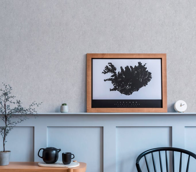 Wohnzimmer mit Sofa, Teppich und Stehlampe