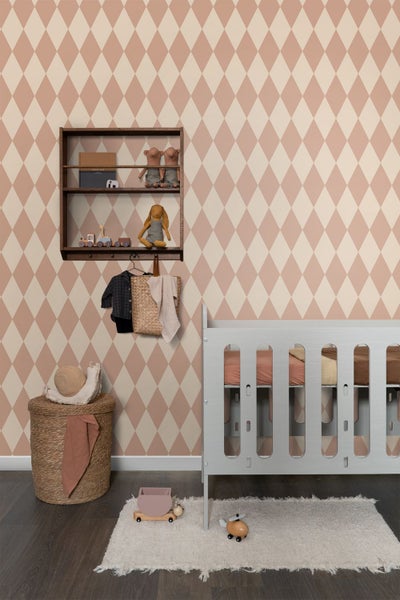 Kinderzimmer mit Rautenmuster-Tapete, Regal und Kinderbett
