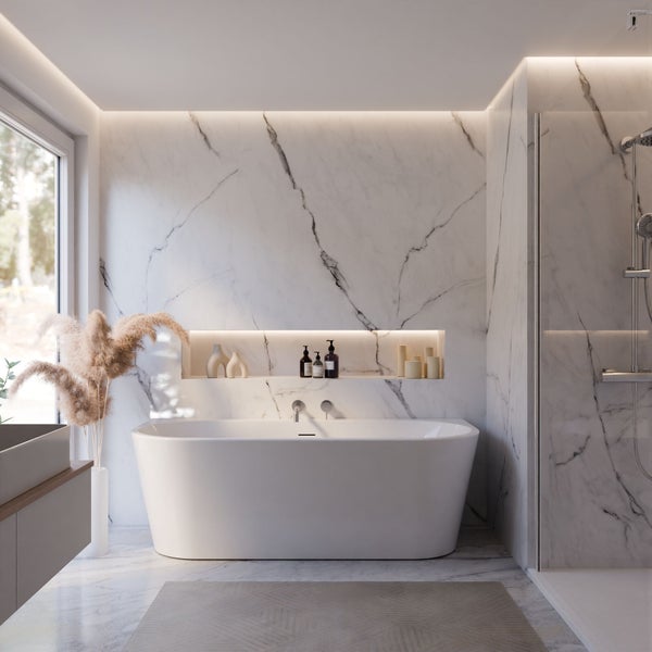 Helles Badezimmer mit freistehender Badewanne, Marmorwand und Dusche