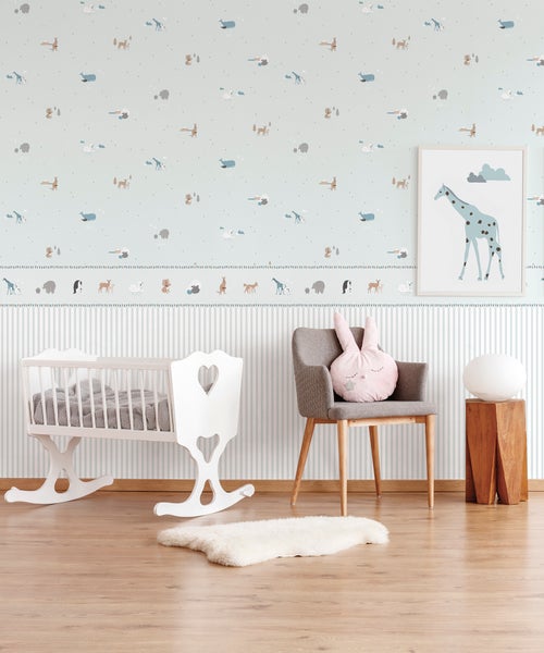 Kinderzimmer mit Tier Tapete, Wiege, Stuhl und Deko