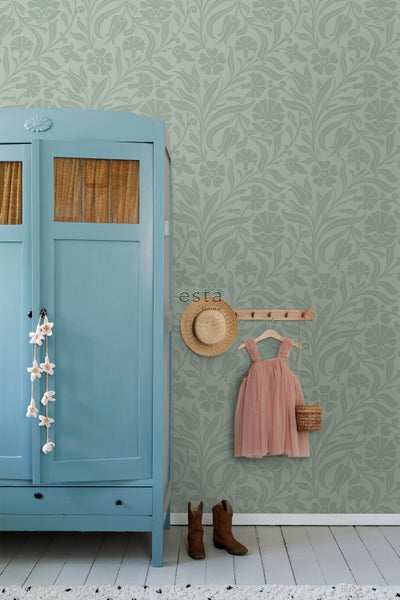 Dekorative Wand mit Blumentapete, einem Kleiderschrank und Accessoires für ein Kinderzimmer