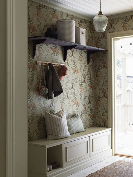 Tapete mit Bären- und Fuchs-Motiven im Kinderzimmer mit Spielzeugkorb