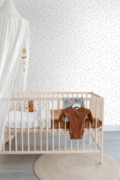 Kinderzimmer mit Babybett, Himmelbett und runder Teppich