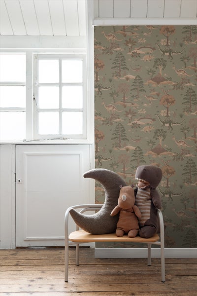 Zimmer mit Dinosaurier-Tapete und Spielzeug auf einem Kinderstuhl