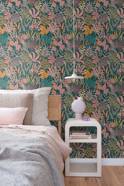 Einrichtung mit tropischer Mustertapete, Tisch, Stuhl und Dekoration