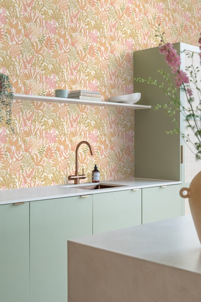 ESTAhome Tapete tropische Blätter und Blüten Grün und Rosa - 50 x 900 cm - 131665