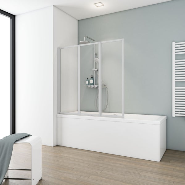 Modernes Badezimmer mit Badewanne, Duschabtrennung und Handtuchwärmer