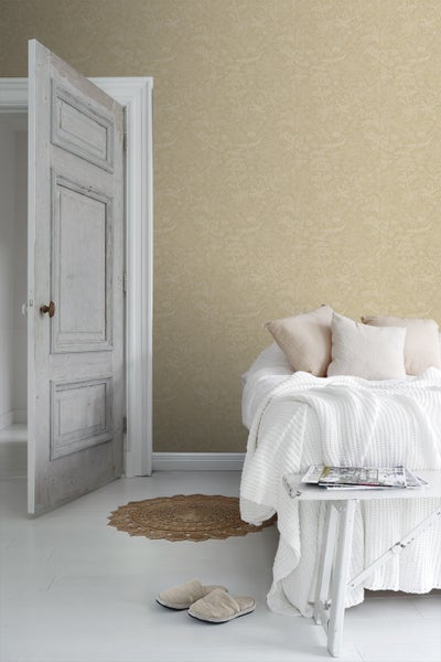 Gemusterte Tapete in einem hellen Raum mit Couch und Dekoration