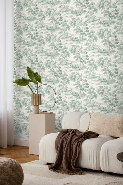 Wohnraum mit Tapete mit Baumlandschaftsmuster, Sofa und Dekorationen für ein helles, organisiertes Ambiente.
