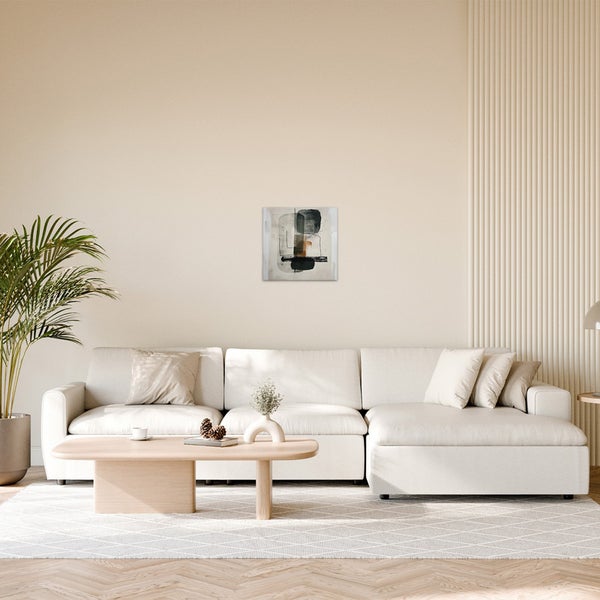 Wohnzimmer mit Sofa, Tisch und abstraktem Gemälde