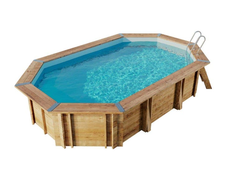 Ovaler Holzpool für den Garten mit einer Leiter aus Metall und blauem Innenfutter.