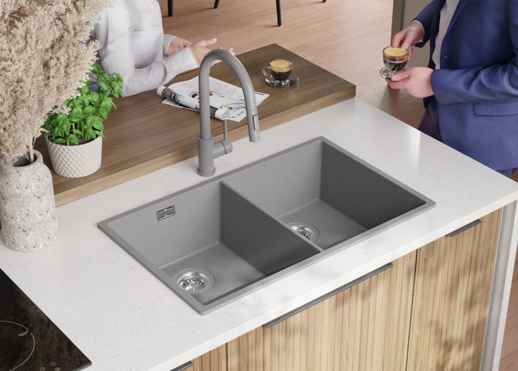 Küchenszene mit einer Doppelspüle und Wasserhahn auf einer Arbeitsplatte