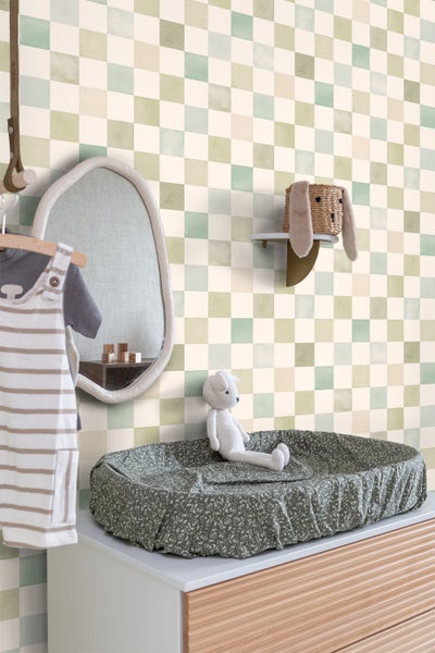 Kinderzimmer mit Wickelkommode, Spiegel und karierter Tapete
