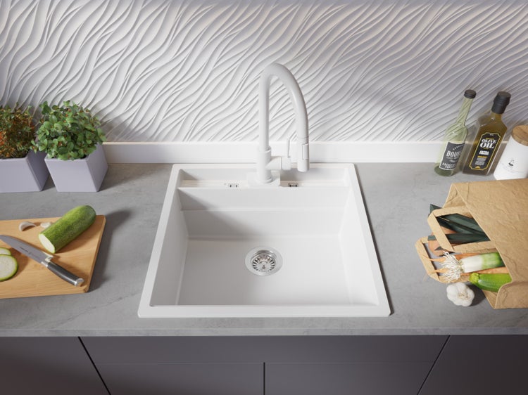 Küchenspüle mit Abtropffläche, Einhebelmischer und Lebensmitteln auf der Arbeitsfläche