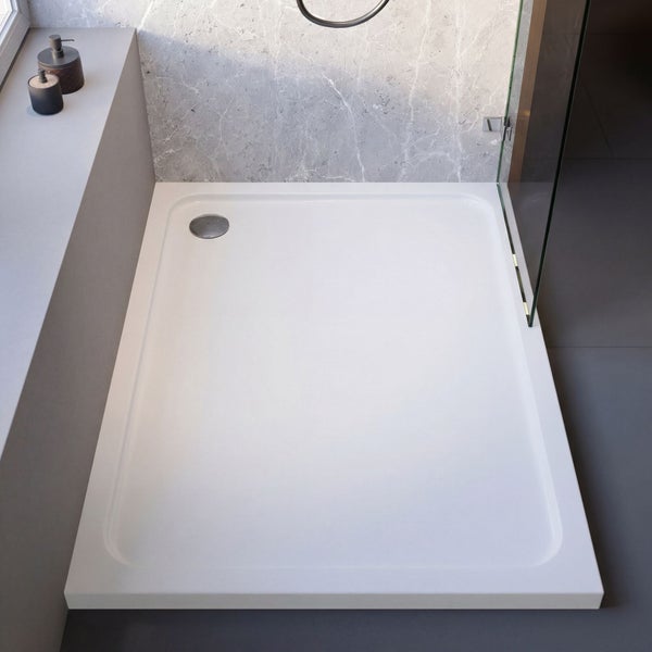 Rechteckige Duschwanne in einer modernen Badezimmerumgebung mit marmorierten Wandfliesen und einer Duschwand aus Glas.