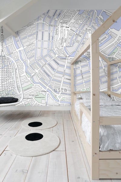 Kinderzimmer mit Hängekorb, Bett und Wandtapete mit Stadtplan