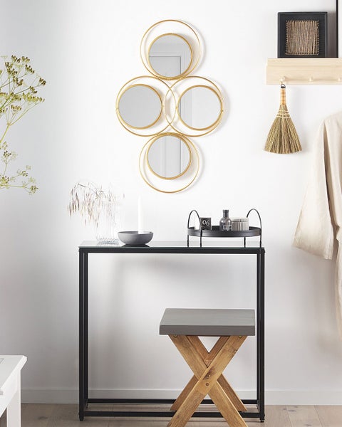 Helle Inneneinrichtung mit Konsolentisch, Spiegel und Hocker