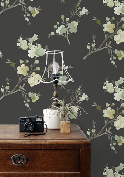 Vintage-Szene mit Kamera, Lampe und Blumentapete auf einem Holztisch