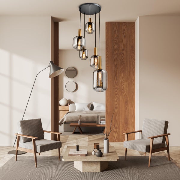 Wohnzimmer mit Pendelleuchte, Sesseln und Dekoration für eine gemütliche Atmosphäre.