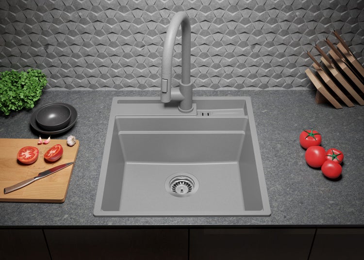 Spültisch mit Armatur auf Küchentheke mit Lebensmitteln