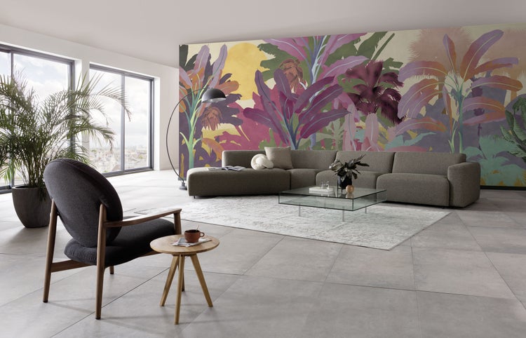 Wohnzimmer mit Sofa, Sessel, Tisch und floraler Fototapete