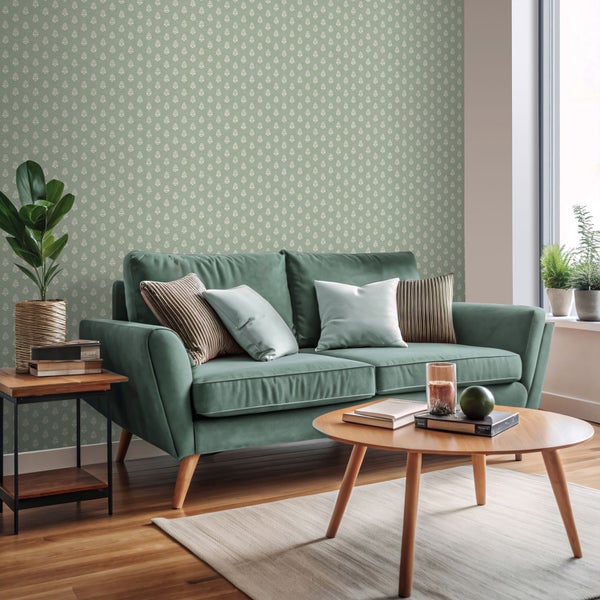 Wohnzimmer mit grünem Sofa, Holztischen und dekorativer Tapete