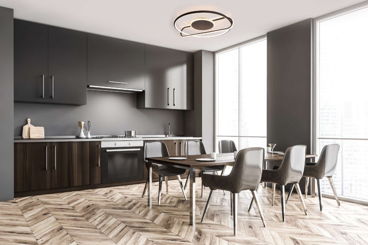 Küchenszene mit Esstisch und Stühlen vor einem Fenster