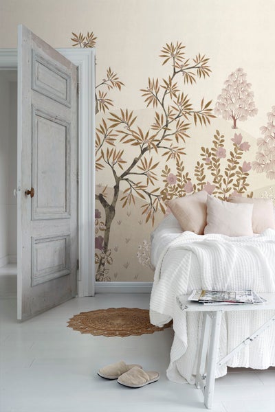 Schlafzimmer mit floraler Tapete, Bett, Tisch und offener Tür