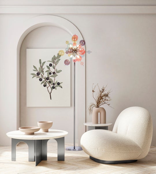 Helle Inneneinrichtung mit Stehlampe, Sessel und Couchtisch