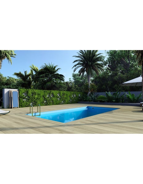 Rechteckiger Pool mit Leiter und Holzdeck im Garten