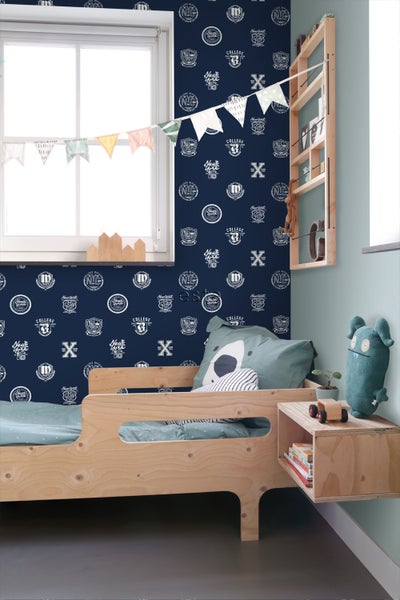 Kinderzimmer mit Holzbett, Wandregal und blau gemusterter Tapete