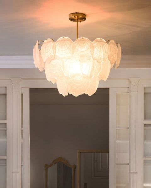 Muschelförmige Hängeleuchte im Innenraum