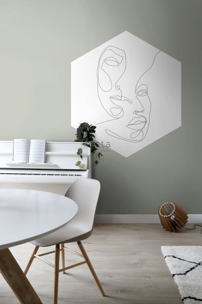 Helles Wohnzimmer mit Wanddekoration, Klavier und Esstisch