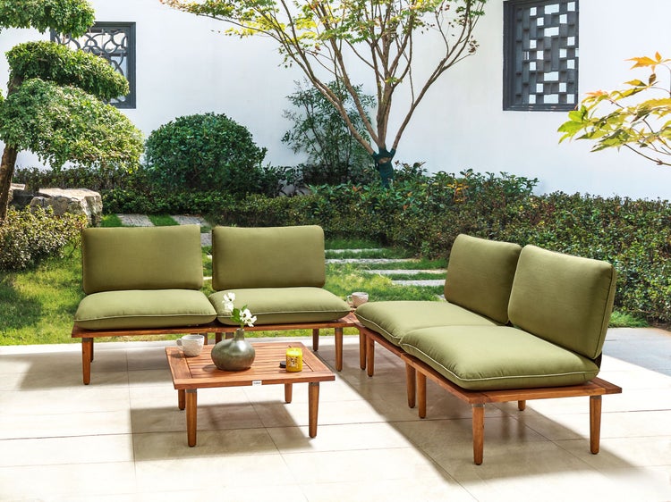 Gartenmöbel-Set mit Sofa, Sesseln und Tisch auf einer Terrasse