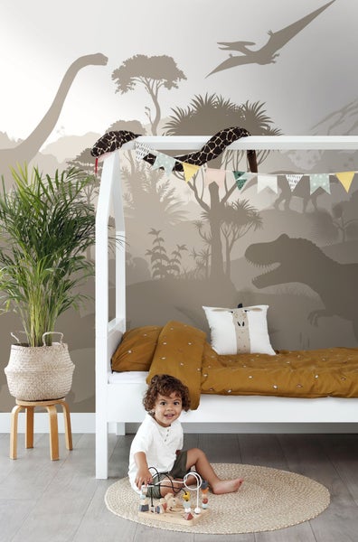 Kinderzimmer mit Dinosaurier-Tapete, Bett, Pflanze und spielendem Kind