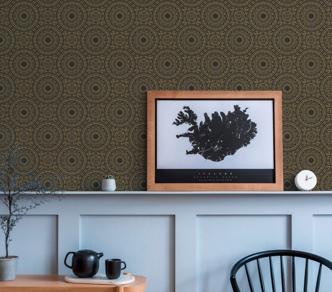 Büro mit Schreibtisch, Stuhl, Stehlampe und Wendeltreppe