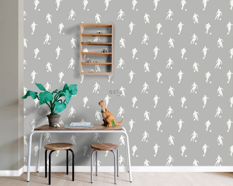 Kinderzimmer mit Tisch, Stühlen und einer Tapete mit Fußballmotiven