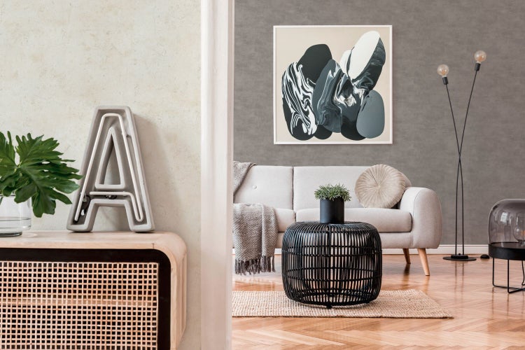 Wandregal aus Holz mit Pflanze, Notizblöcken und Dekoration