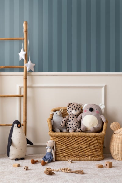 Szene mit gestreifter Tapete, Zimmerpflanze, Lampe und Klavier.