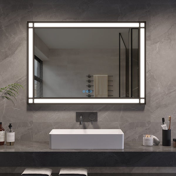 Rechteckiger Badezimmerspiegel mit LED Beleuchtung und Touch Funktion in einem modern eingerichteten Badezimmer mit Waschtisch und Armatur