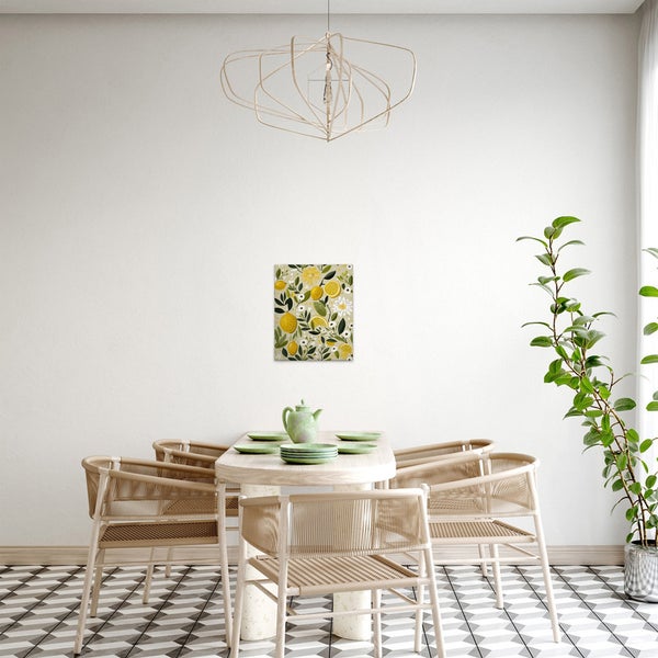 Esszimmer mit Tisch, Stühlen und Wandbild mit Zitronenmuster
